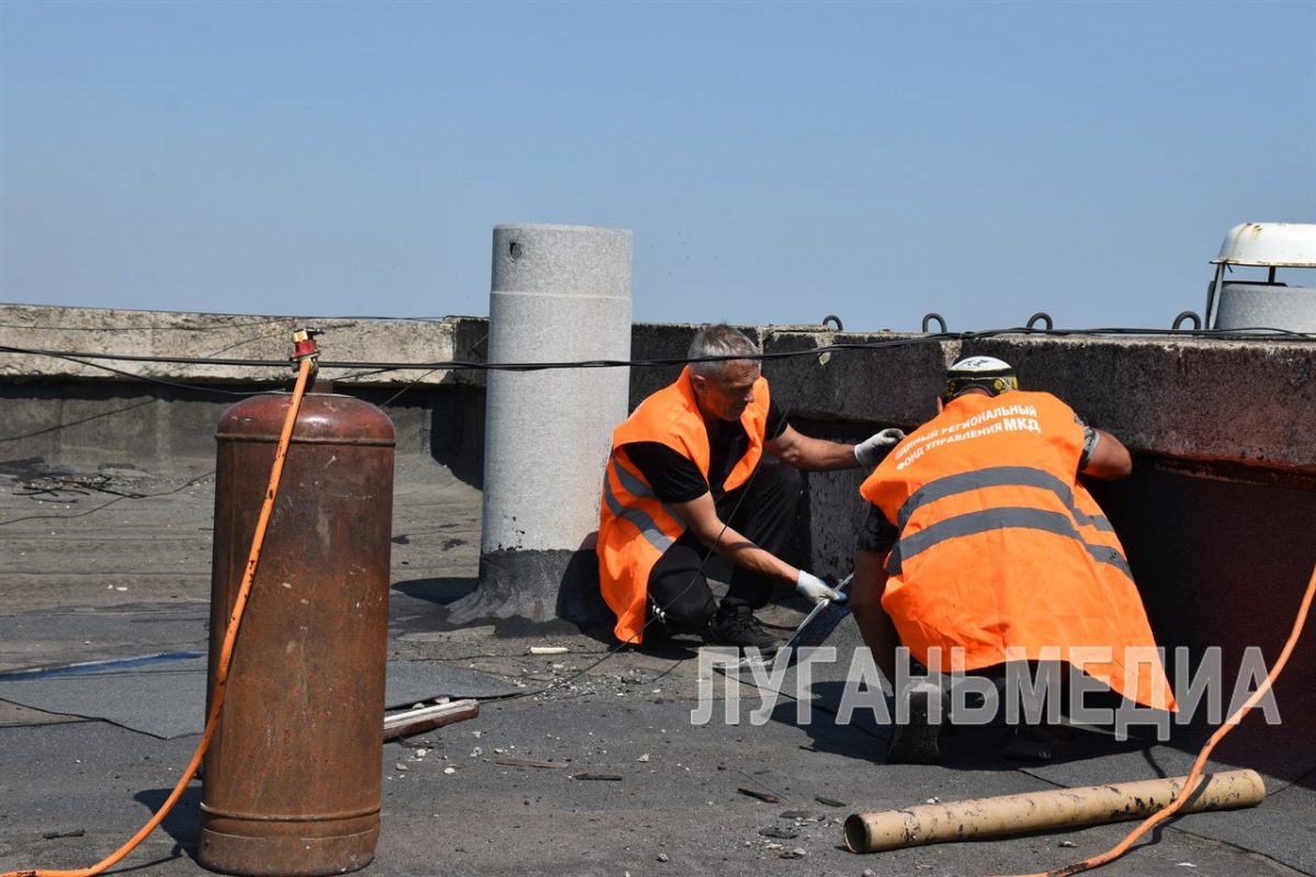 В Брянке единая управляющая компания ремонтирует кровли многоквартирных домов