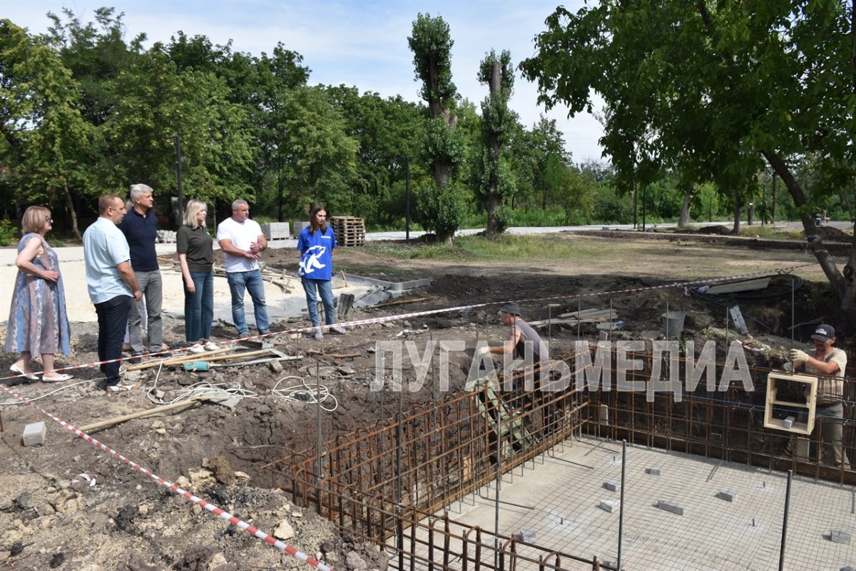 Единороссы Брянки совместно с представителями региона-шефа проинспектировали ход ремонтных работ в городском парке