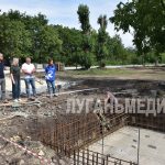 Единороссы Брянки совместно с представителями региона-шефа проинспектировали ход ремонтных работ в городском парке