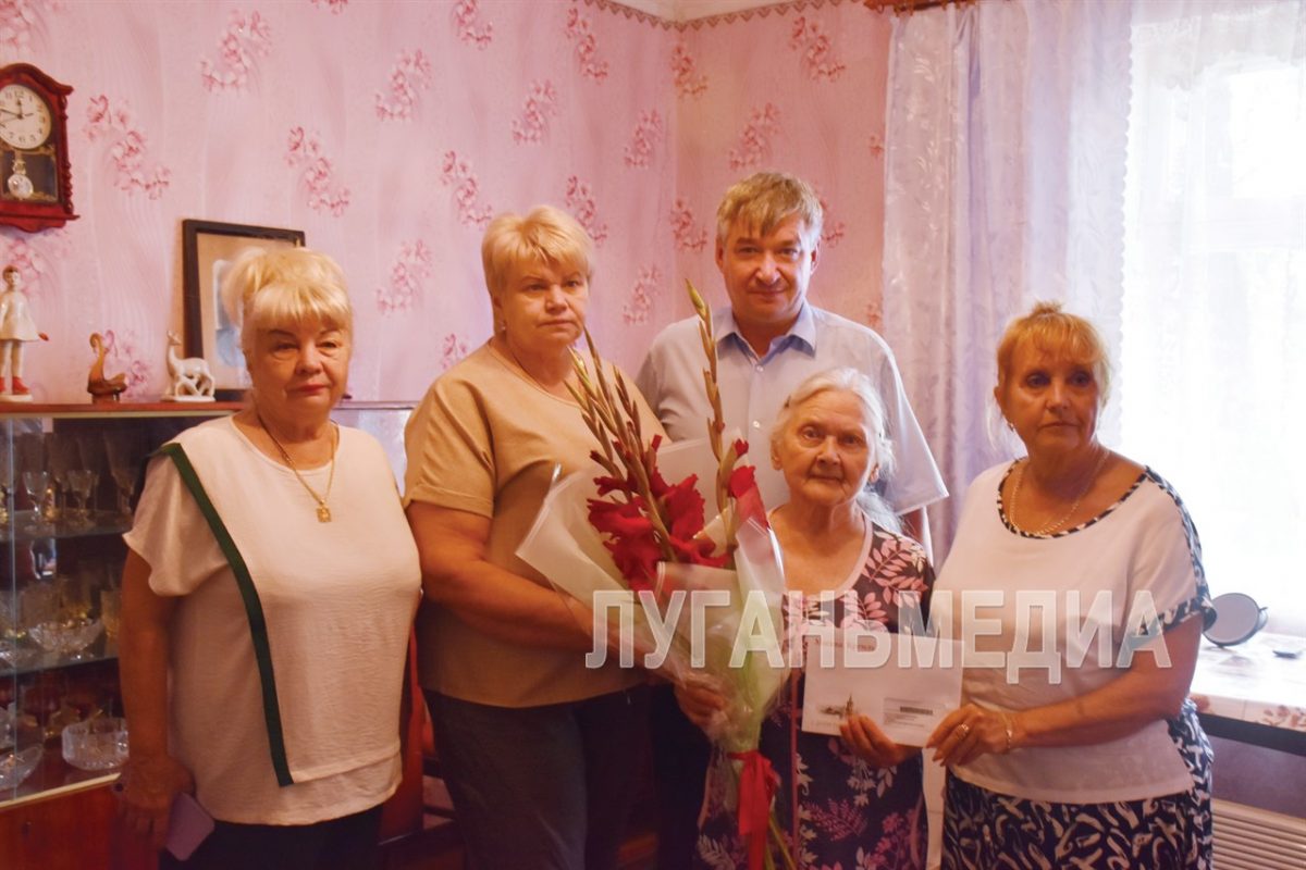 В Брянке чествовали долгожительницу Лидию Первую, которой исполнилось 94 года