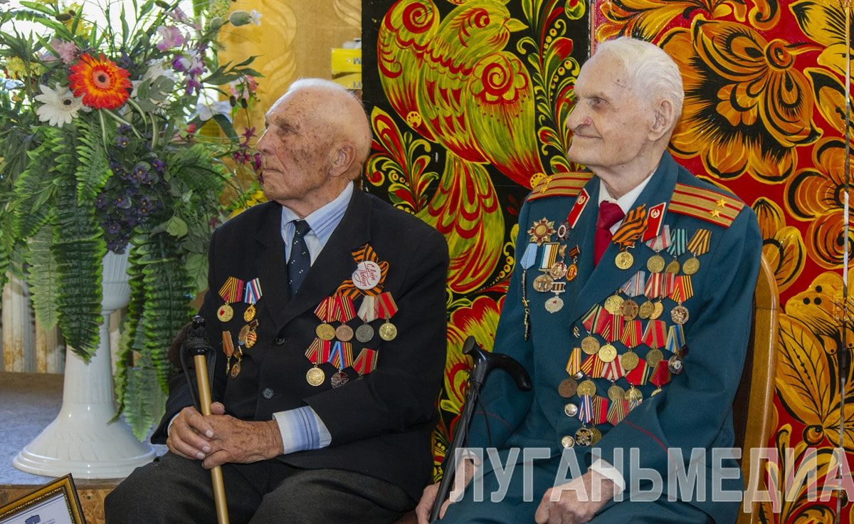 В Луганске со столетним юбилеем поздравили ветерана труда