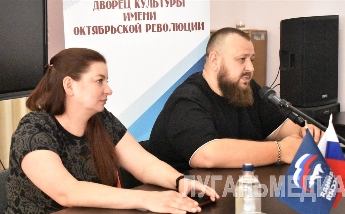 Молодые активисты Брянки пообщались с депутатом Народного Совета ЛНР