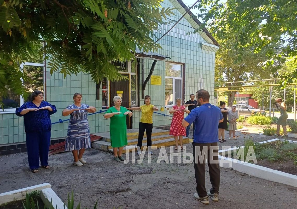 В Меловом прошла зарядка под открытым небом для «серебряного» возраста
