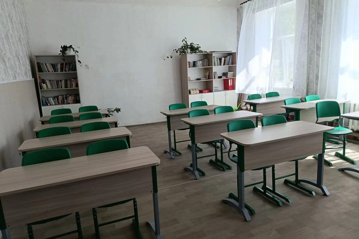 Школы Ровеньковского округа получили новую мебель