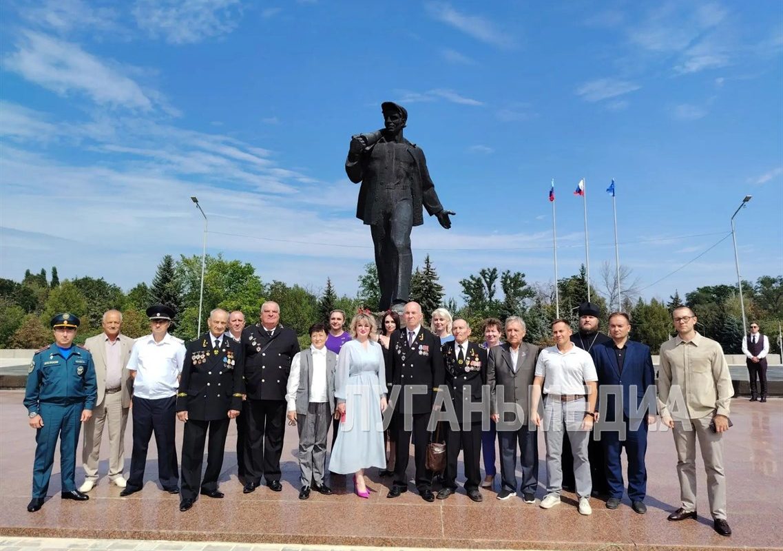 В Стаханове горожане возложили цветы по случаю Дня шахтера