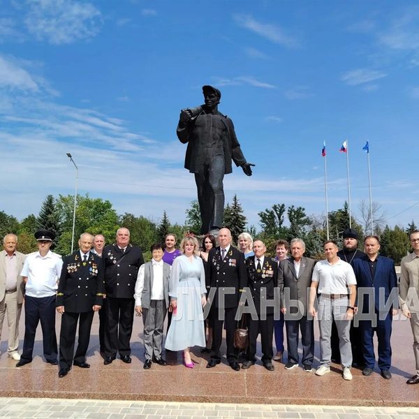 В Стаханове горожане возложили цветы по случаю Дня шахтера