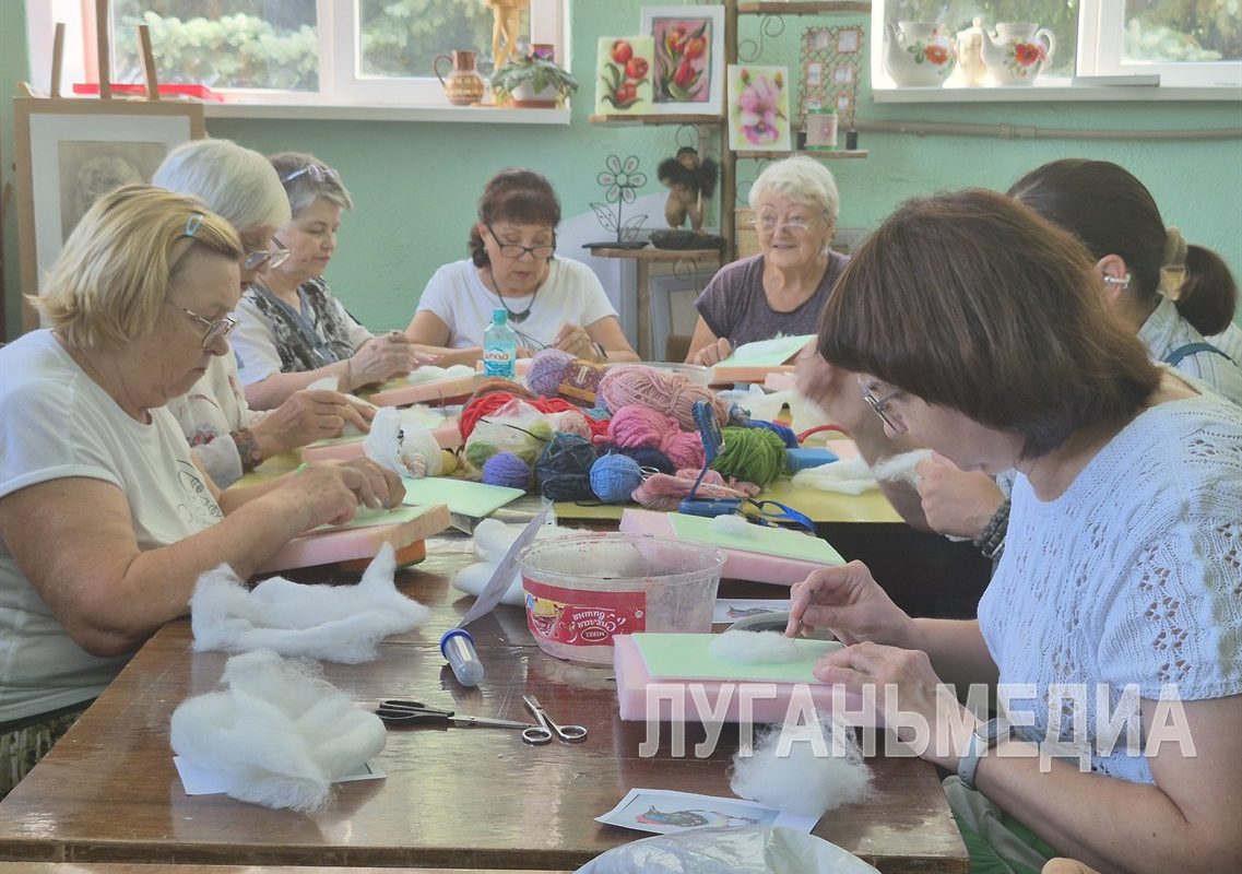 В Кировском городском Дворце культуры участники любительского клуба «Кудесники» погрузились в технику «шерстяной акварели»