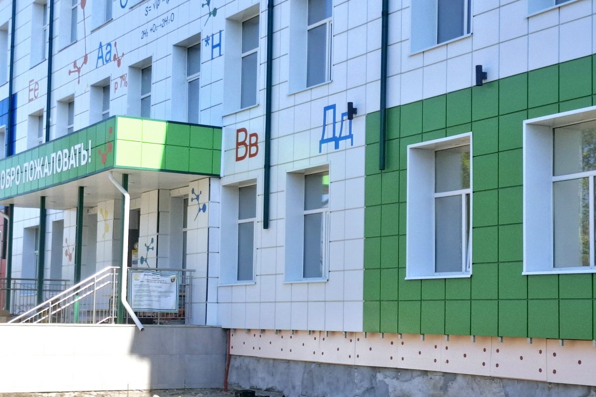 В Красном Луче продолжается ремонт седьмой школы