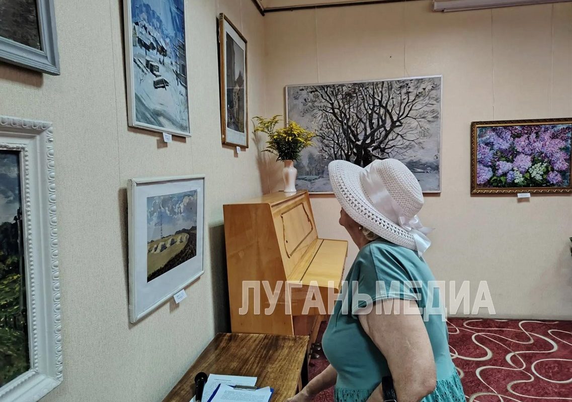 В стахановском музее открылась выставка художника Александра Смирнова