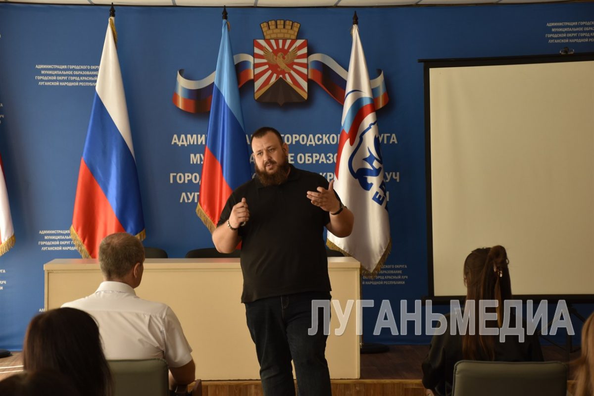 В Красном Луче обсудили вопросы сферы ЖКХ с депутатом Народного Совета Иваном Санаевым