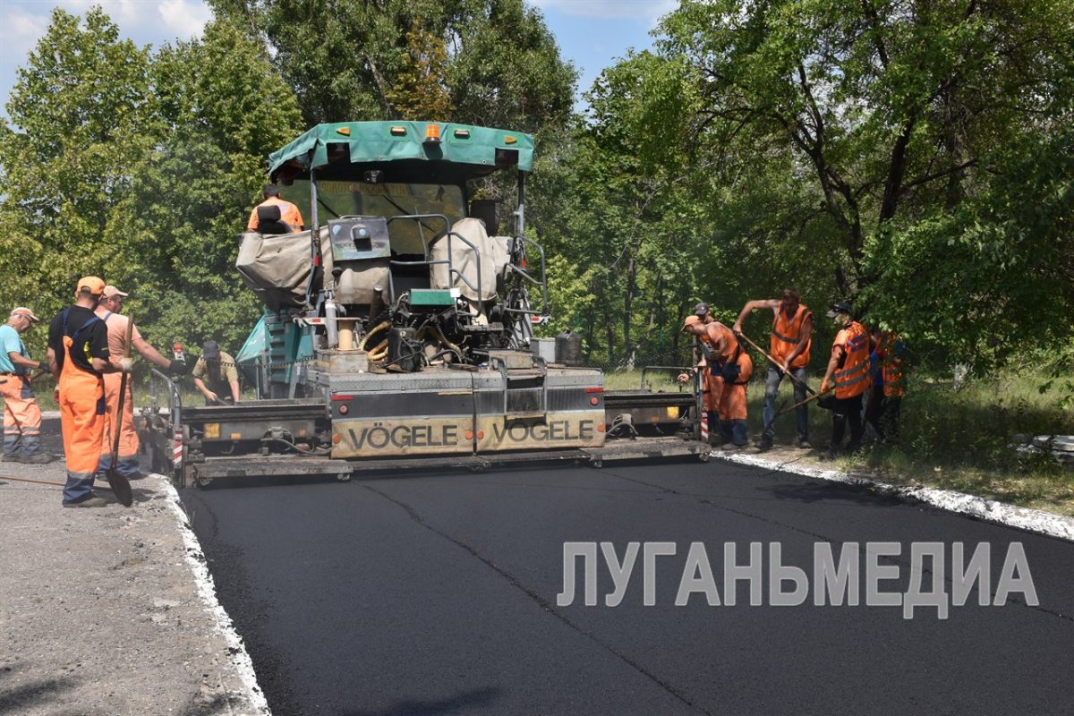 В Алчевске приступили к укладке дорожного полотна у городского роддома