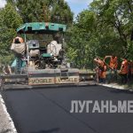 В Алчевске приступили к укладке дорожного полотна у городского роддома