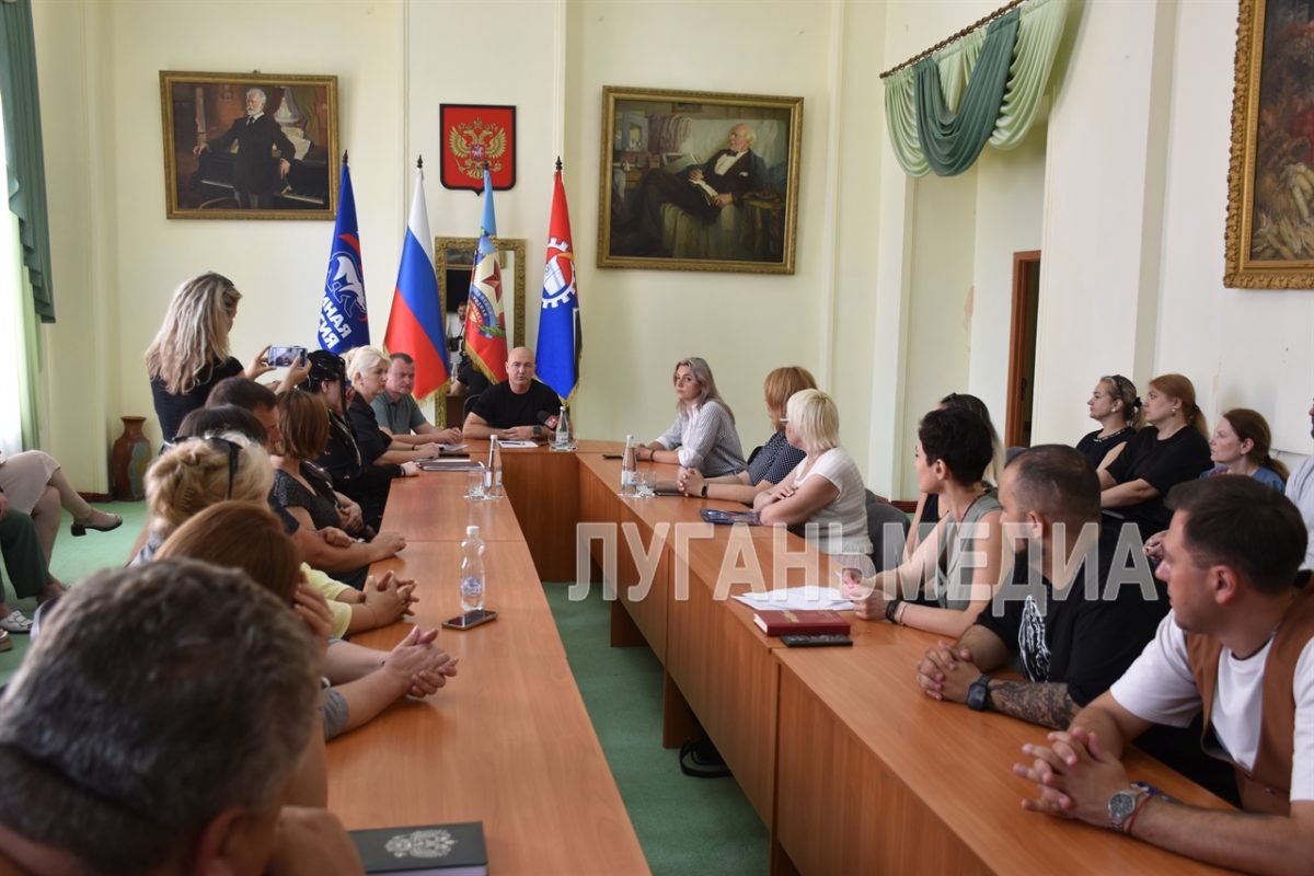 Ян Лещенко встретился с представителями сфер культуры и спорта Стаханова
