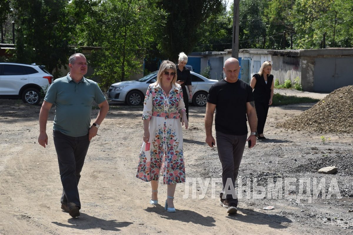 Ян Лещенко в Стаханове посетил «Сквер Победы» в рамках реализации «Народной программы»