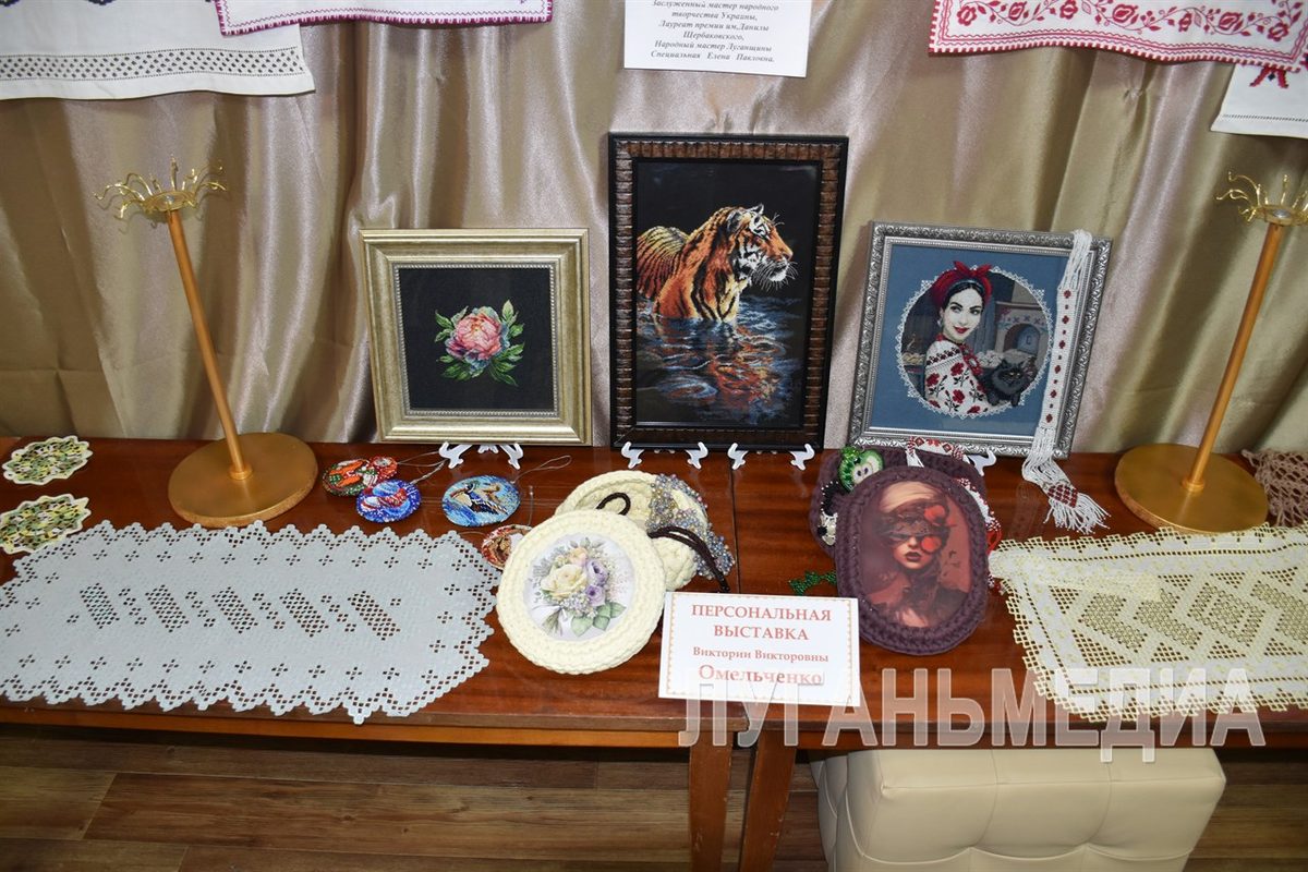 В Красном Луче состоялось открытие выставки народных умельцев