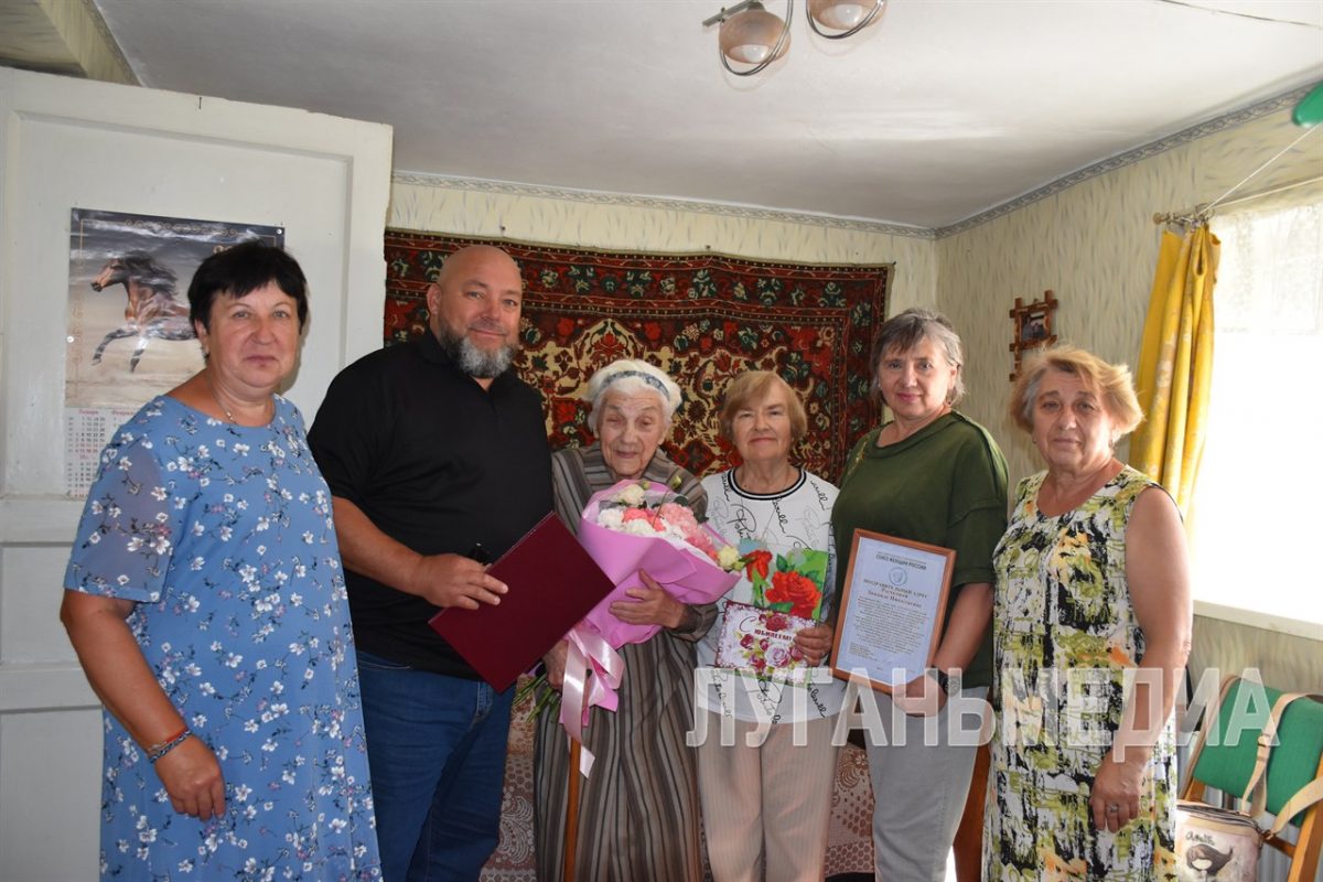 В Перевальске поздравили 100-летнего юбиляра