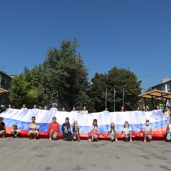 В Свердловске прошла всероссийская акция #ПоднятьФлаг