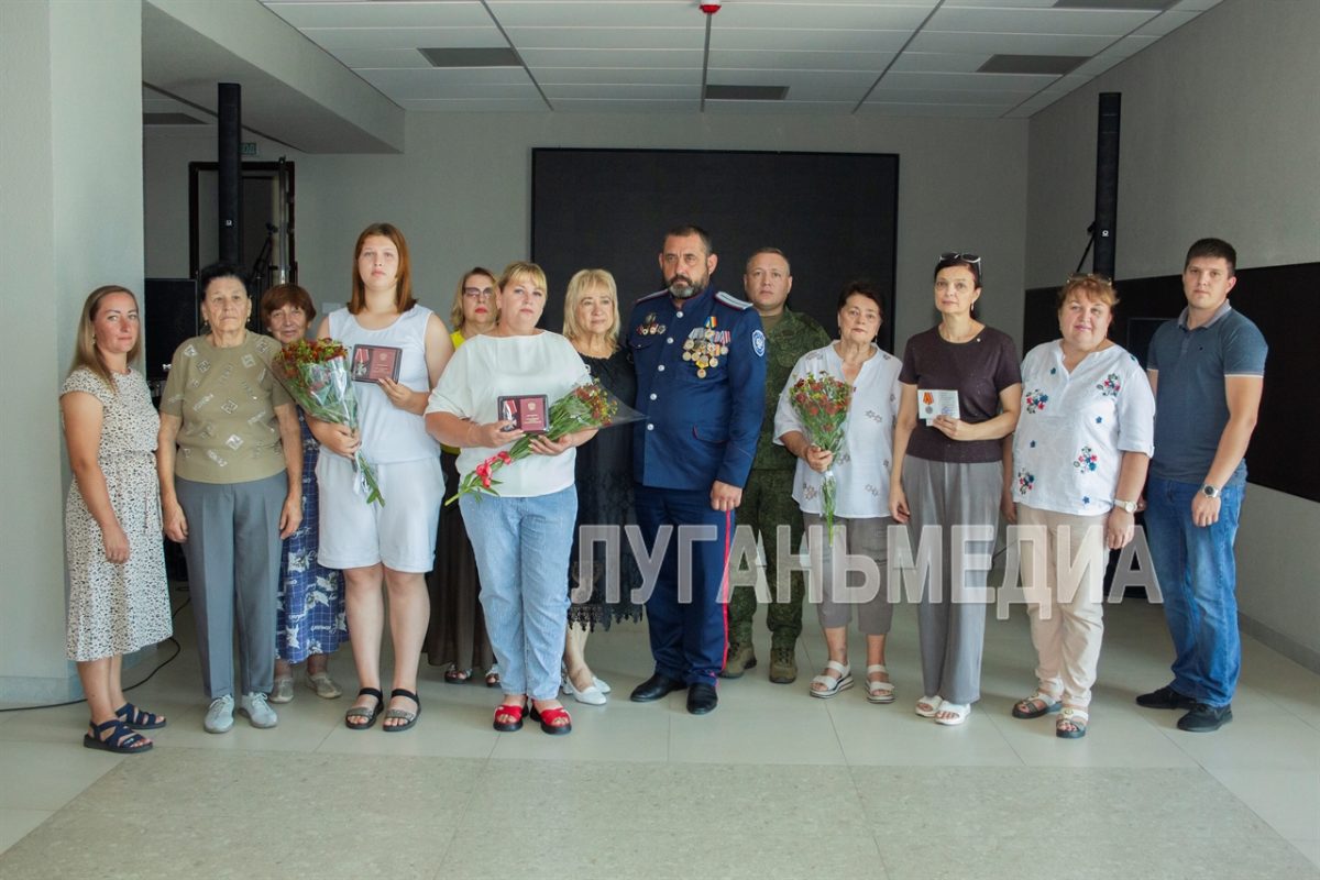 В Станице Луганской семьям погибших участников СВО вручены государственные награды РФ