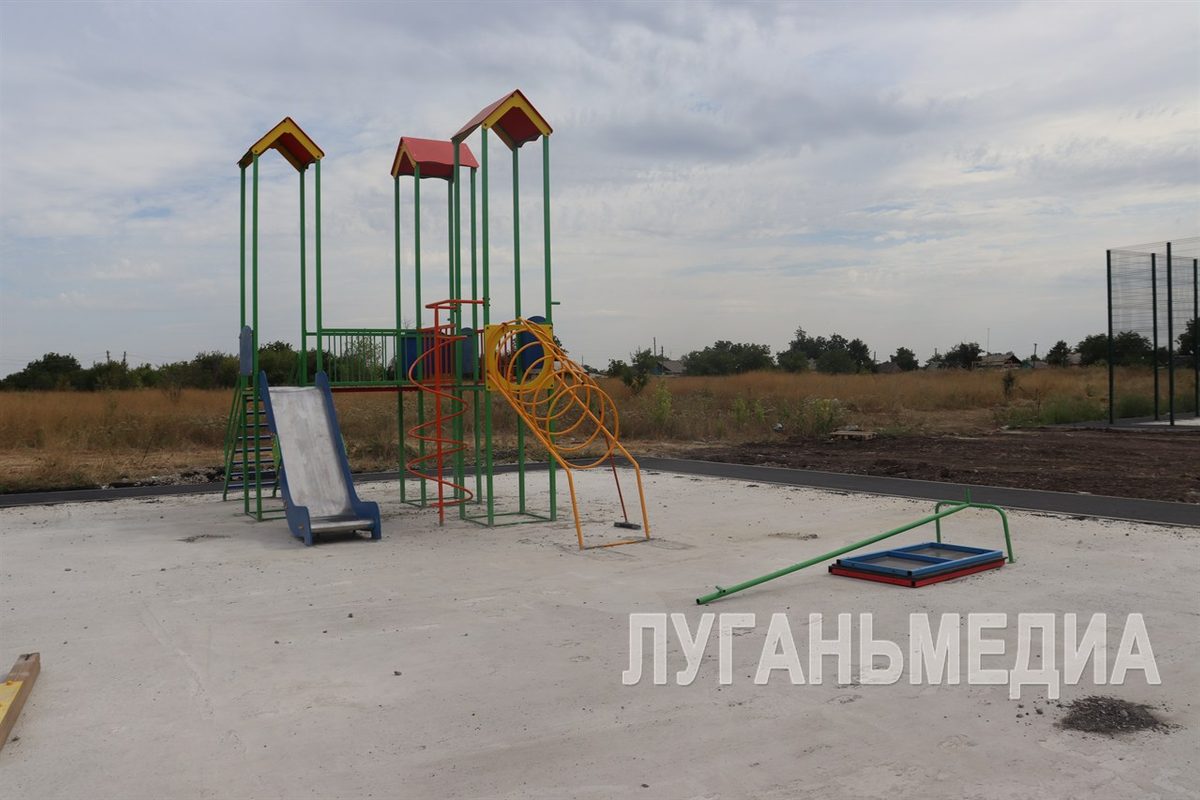 В Червонопартизанске напротив школы № 3 идет благоустройство территории