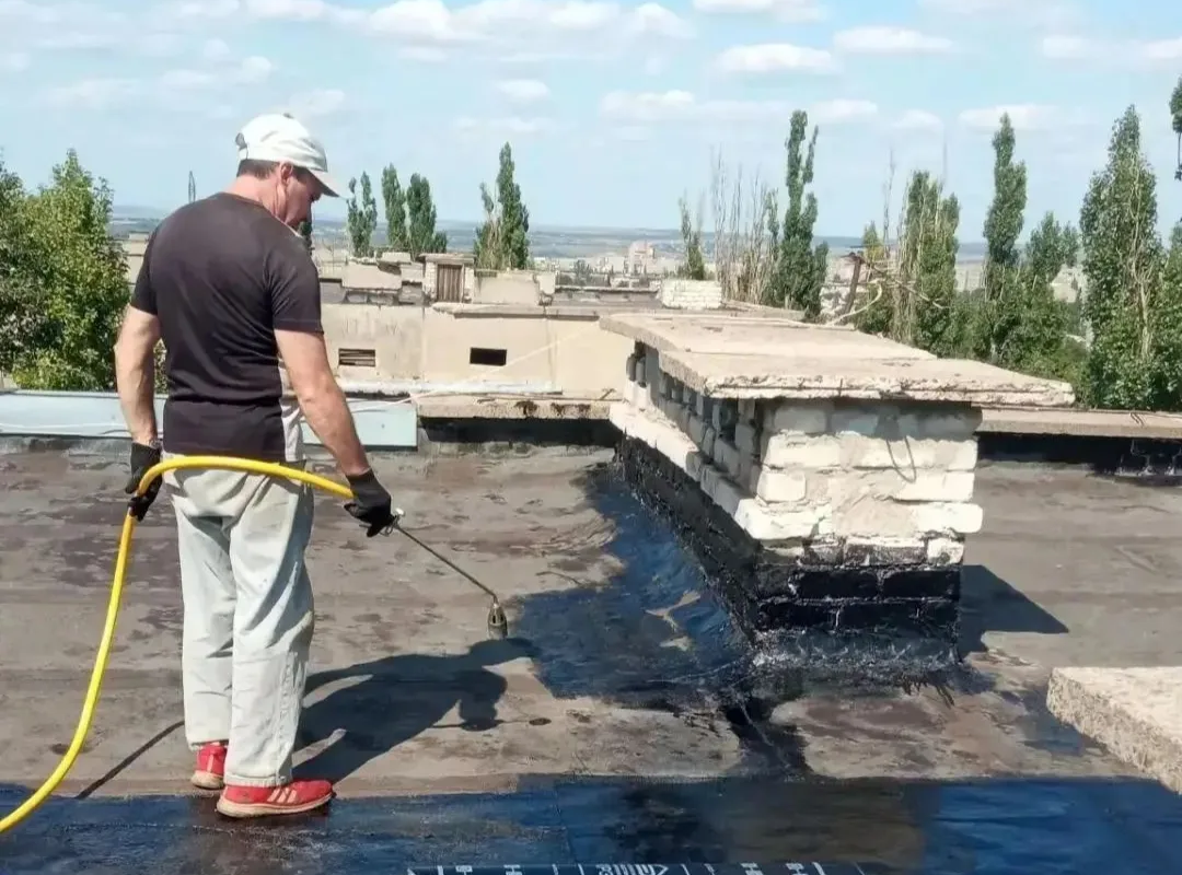 В Перевальске приводят в порядок кровли многоквартирных домов