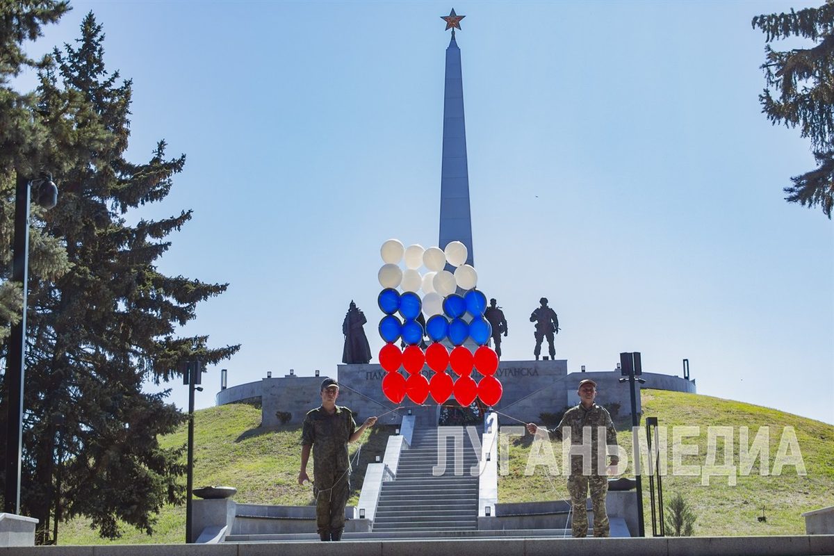 В Луганске прошел патриотический флешмоб, посвященный Дню Государственного флага