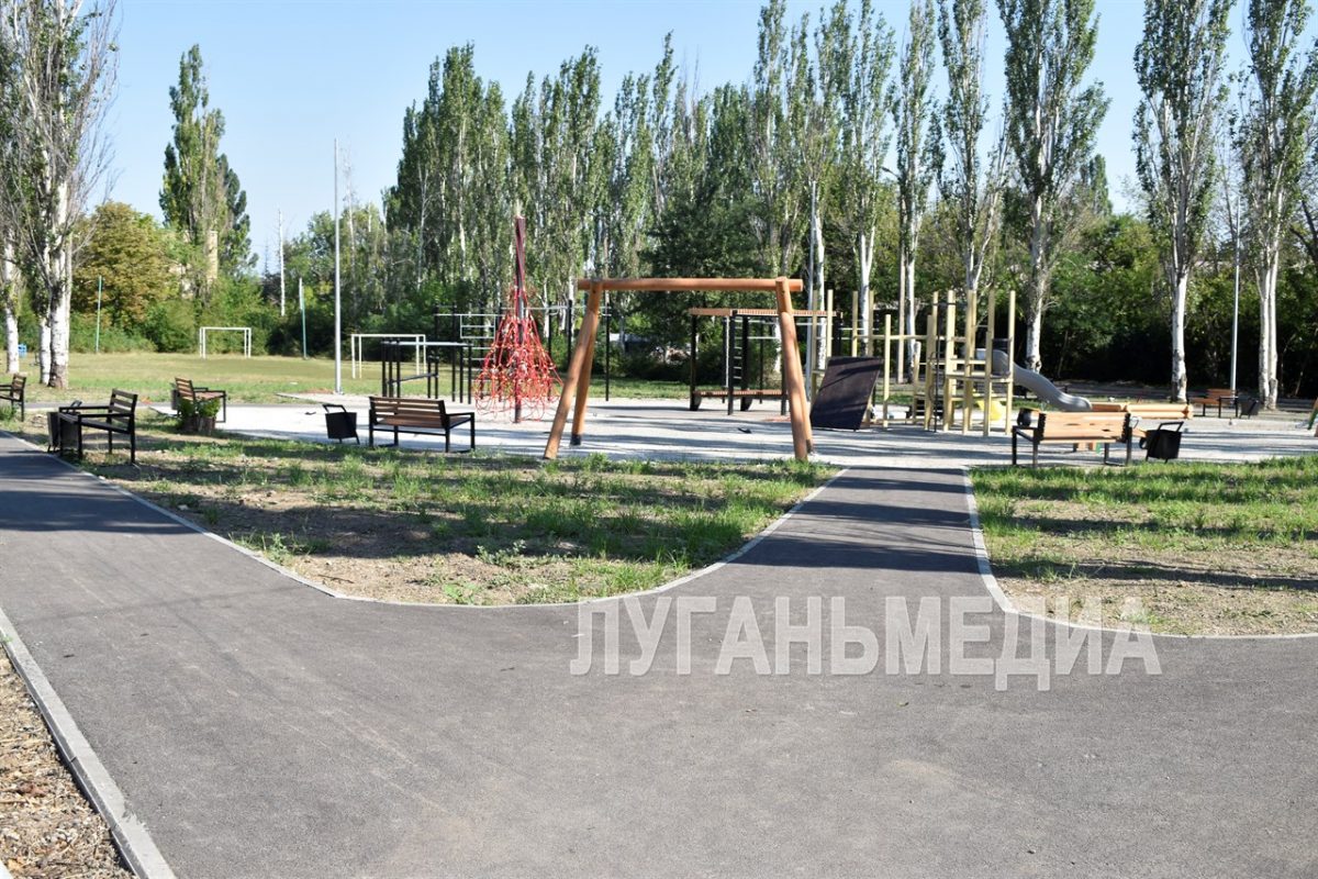 Благоустройство сквера на улице Щетинина в Брянке близится к завершению