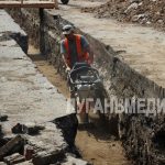 В старой части Алчевска специалисты подрядной организации выполняют замену участка канализационной системы города