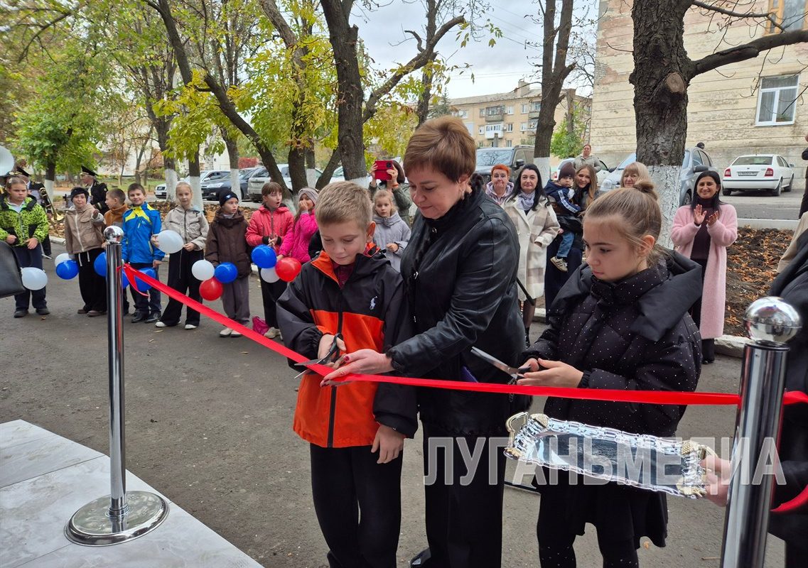 В Ровеньках состоялось открытие фасада детской библиотеки