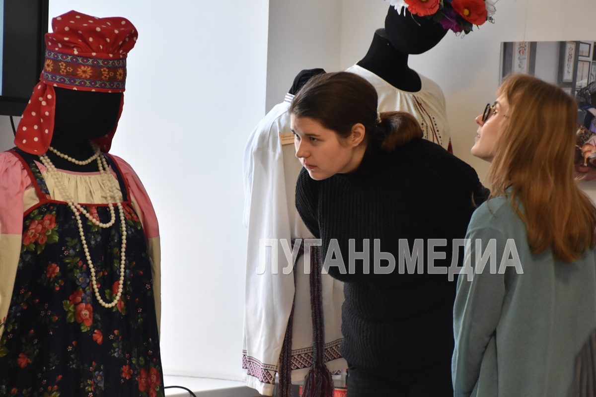 Ко Дню народного единства в Луганске открылась выставка «Многоцветье единой Родины»