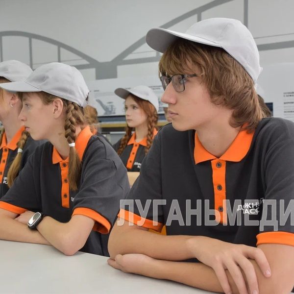 На базе Алчевского информационно-технологического лицея открылся первый в нашей республике специализированный дорожный класс