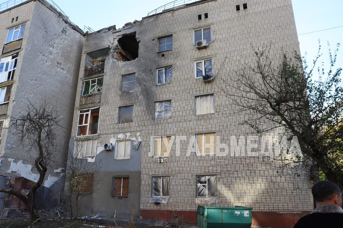 Врип главы Свердловского муниципального округа Игорь Ковальчук посетил многоэтажный дом, пострадавший от атаки беспилотника