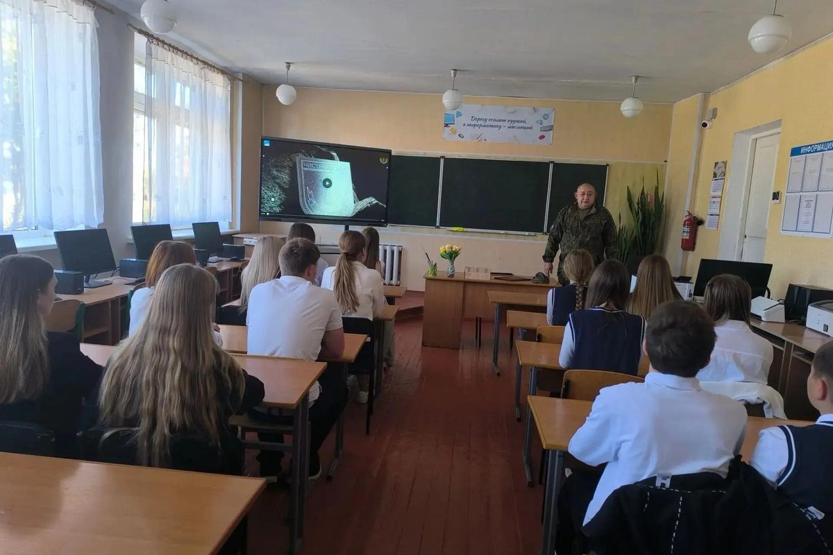В Красном Луче прошел урок мужества с участником СВО