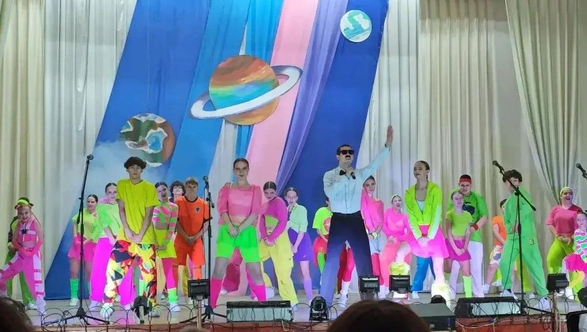 В Краснолучском дворце творчества детей и юношества состоялась театрализованная концертная программа «АРТКОСМОС 001»