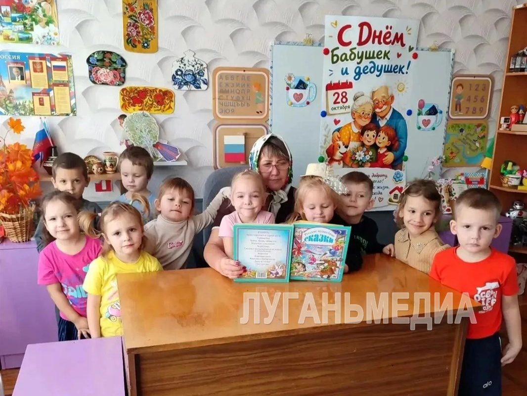 В Красном Луче дошколята поздравили бабушек и дедушек