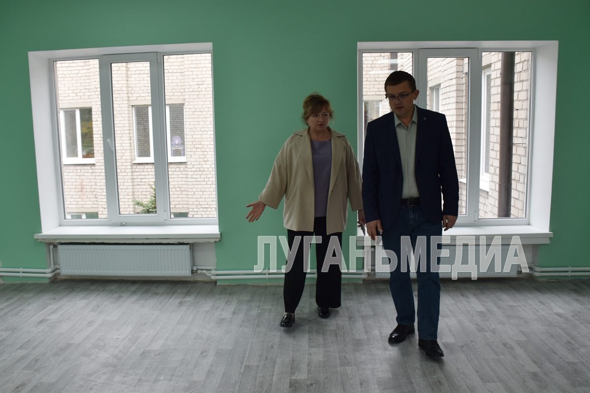 В Брянке единороссы провели инспектирование хода ремонтных работ в дошкольном подразделении УВК № 6